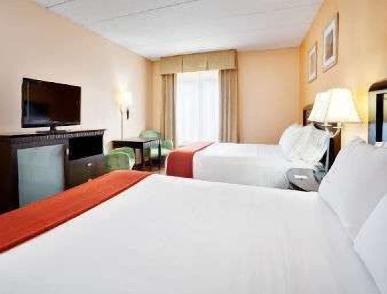 Baymont By Wyndham East Windsor Bradley Airport Hotel Exterior photo
